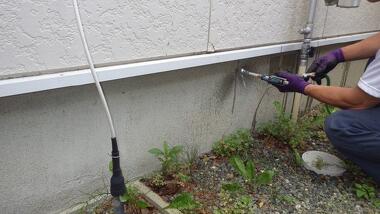 蟻道に薬剤を注入